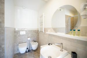 ヴェルバーニアにあるRanzoni 3 sub. 1の白いバスルーム(シンク、鏡付)