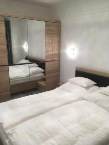 Posteľ alebo postele v izbe v ubytovaní SUN-DIAL APARTMAN