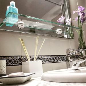ムロにあるサ マドナ デ サ プレタのバスルーム(洗面台、鏡付)