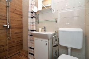 Koupelna v ubytování Beach apartment KATE with sea view, balcony and parking, MURTER, DALMATIA + 37 fotografií
