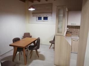 - une cuisine avec une table et des chaises dans la chambre dans l'établissement Iremia Rooms, à Adamas