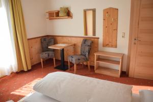 Un pat sau paturi într-o cameră la Pension Appartement Ambrosi