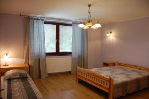 1 dormitorio con cama y ventana en DreamLand, en Poprad