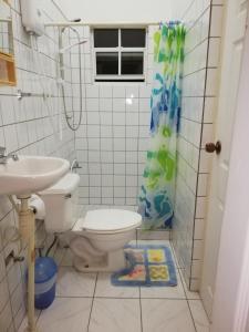 Um banheiro em Roxsha Apartments