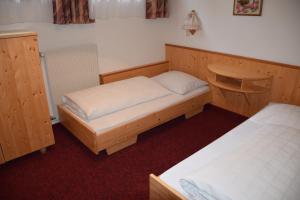 Łóżko lub łóżka w pokoju w obiekcie Pension Appartement Ambrosi