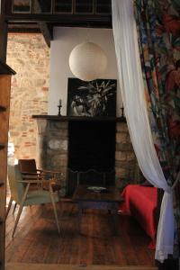sala de estar con chimenea, sofá y mesa en Chambre cozy et Salon de 60 m2 au coeur de la cité, en Cordes-sur-Ciel