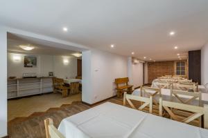 Noclegi ABC في كرينيتسا زدروي: غرفة طعام مع طاولات وكراسي بيضاء