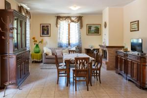 Valtopina的住宿－Cottoni Natural Space，厨房以及带桌椅的起居室。