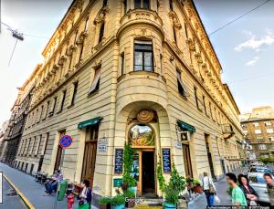 ブダペストにあるLuxury Penthouse Apartmentの外に人が立つ大きな建物