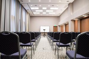 The business area and/or conference room at Land Plaza La Plata