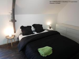 Un dormitorio con una cama con una toalla verde. en LA GALNAIS, en Ploërmel 29 fotos más