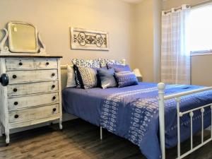 1 dormitorio con 1 cama y vestidor con espejo en Regency Towers - beachfront condo en Panama City Beach