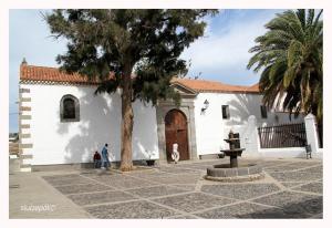 a white building with a tree in front of it at Piso Familiar Centrico Campillo in Telde