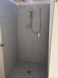 La salle de bains est pourvue d'une douche carrelée. dans l'établissement Casa Vigna da Michela, à Favignana