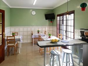 een keuken en eetkamer met een tafel en stoelen bij Areias do Douro GuestHouse in Gondomar