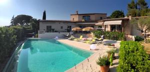 Hồ bơi trong/gần villa santa rita