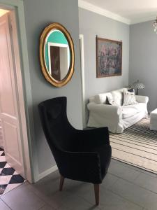 - un salon avec une chaise noire et un miroir dans l'établissement Sparkling Art Como, à Côme