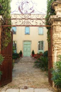 une entrée à une maison avec une porte verte dans l'établissement Demeure de Digoine "Chambre d'Hotes", à Bourg-Saint-Andéol