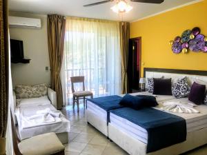 Giường trong phòng chung tại Boutique Villa Gioia del Sole +49 ảnh