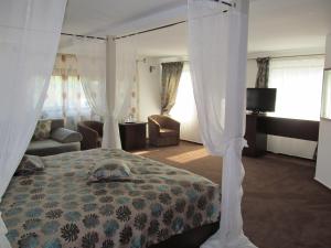 Un pat sau paturi într-o cameră la Complex Caprice-Monteoru