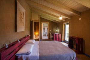 a bedroom with a large bed in a room at Ventanas in Villamassargia