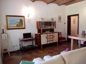 sala de estar con sofá y mesa en Agriturismo Sughericcio en Castagneto Carducci