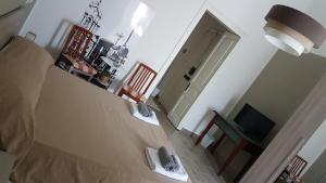 einen Blick über ein Schlafzimmer mit einem Bett und einem TV in der Unterkunft Casa Gialli in Catania