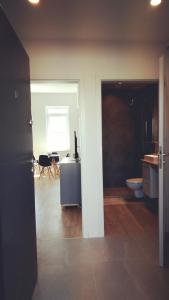 Pokój na otwartym planie z kuchnią i łazienką w obiekcie Apartamenty całoroczne w mieście Puck