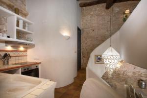 Kuchyň nebo kuchyňský kout v ubytování Casa Olivo at Masia Nur Sitges, Adults only
