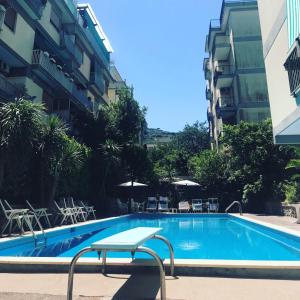 una piscina di fronte a un edificio di The Pool House Suite a Sorrento