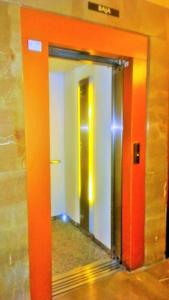 einen Flur mit Aufzug in einem Gebäude in der Unterkunft Martin House & Granada in Granada
