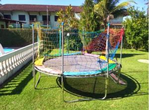 un trampolino nell'erba accanto a una casa di Casa Mar & Rio Ubatuba a Ubatuba