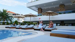 Bazén v ubytovaní Agnes Deluxe Hotel alebo v jeho blízkosti