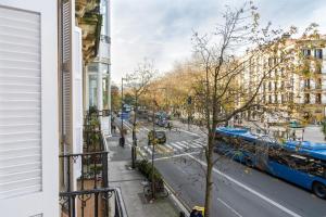 widok z balkonu ulicy z autobusem w obiekcie Always Easy I Alameda w mieście San Sebastián