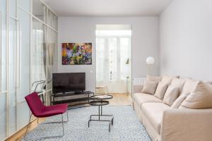 Biały salon z kanapą i telewizorem w obiekcie Always Easy I Alameda w mieście San Sebastián
