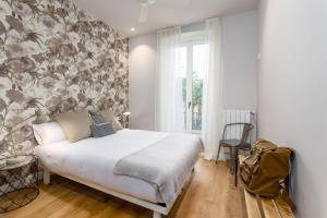 a bedroom with a bed and a floral wall at Always Easy I Alameda in San Sebastián