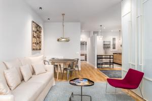 salon z białą kanapą i stołem w obiekcie Always Easy I Alameda w mieście San Sebastián