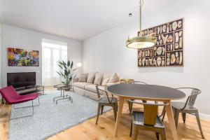 salon ze stołem i kanapą w obiekcie Always Easy I Alameda w mieście San Sebastián