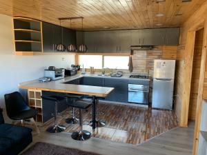 A kitchen or kitchenette at Casa con acceso directo a playa en condominio