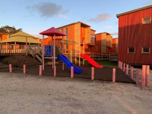 Casa con acceso directo a playa en condominio tesisinde çocuk oyun alanı