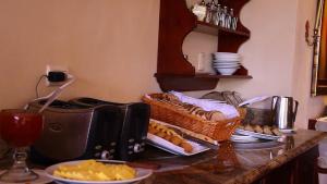 un tavolo con pane e cesti di cibo sopra di Apart Hotel La Cordillera a San Pedro Sula