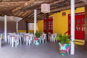 Reštaurácia alebo iné gastronomické zariadenie v ubytovaní Pousada Pelô de Imbassaí