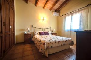 1 dormitorio con cama y ventana en Casa Rural cerca Es Trenc en Campos
