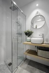 a bathroom with a glass shower and a sink at Always Easy I Suite Terraza in San Sebastián