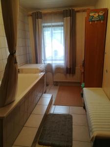 a small bathroom with a tub and a window at Ferienwohnung zum Bergmann in Annaberg-Buchholz