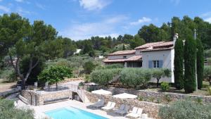 Bazén v ubytování Le Clos en Provence nebo v jeho okolí