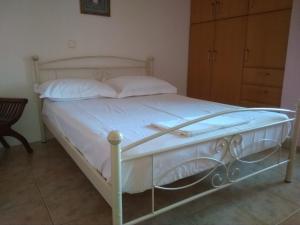 Ένα ή περισσότερα κρεβάτια σε δωμάτιο στο Αμυγδαλιές 33 Μύρινα