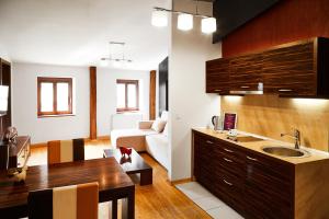 Kuchyňa alebo kuchynka v ubytovaní Krakow For You Main Square Apartments + 37 fotografií