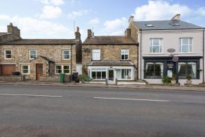 Gallery image of Aysgarth Nook by Maison Parfaite - Luxury Holiday Home with Hot Tub in Aysgarth