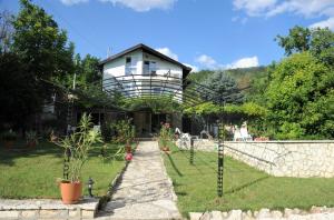 una casa con un jardín delante de ella en Villa Regina Serafina, en Balchik